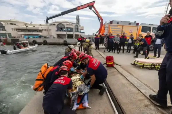 İzmir körfezi'nde vapurda gerçeği aratmayan yangın tatbikatı