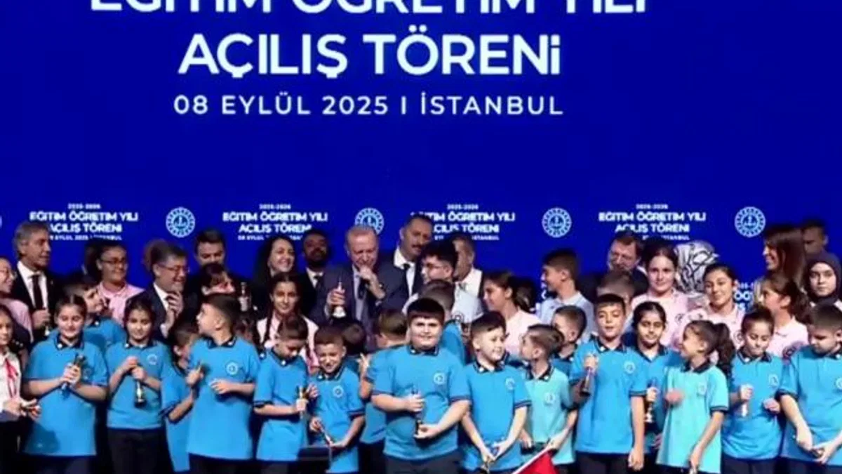 Yeni dönem açılışında ‘Maarif’ mesajı… Zilleri öğrencilerle birlikte çaldı
