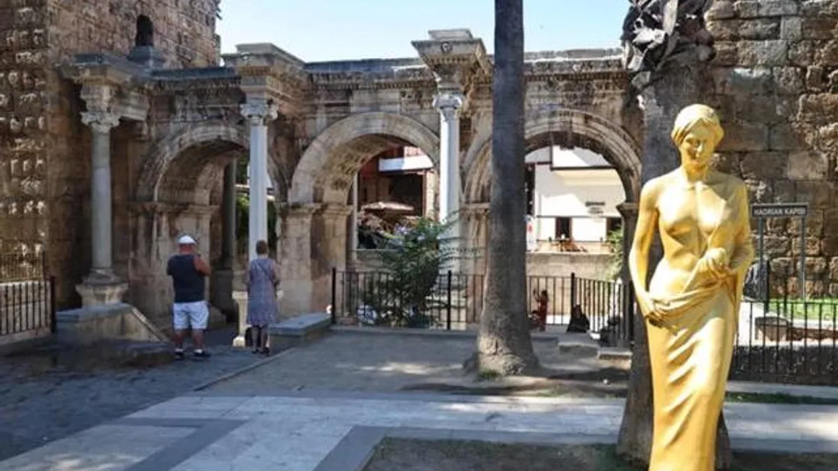 ANtalya’da ‘Venüs’ heykelleri kenti süslemeye başladı