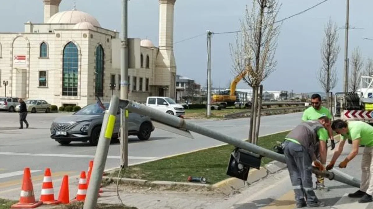 Sakarya’da kullanılamaz hale gelen trafik ışığına hızlı müdahale!