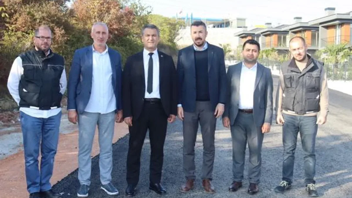 İzmit Belediyesi Kabaoğlu’ndaki sokakları tek tek çamurdan kurtarıyor