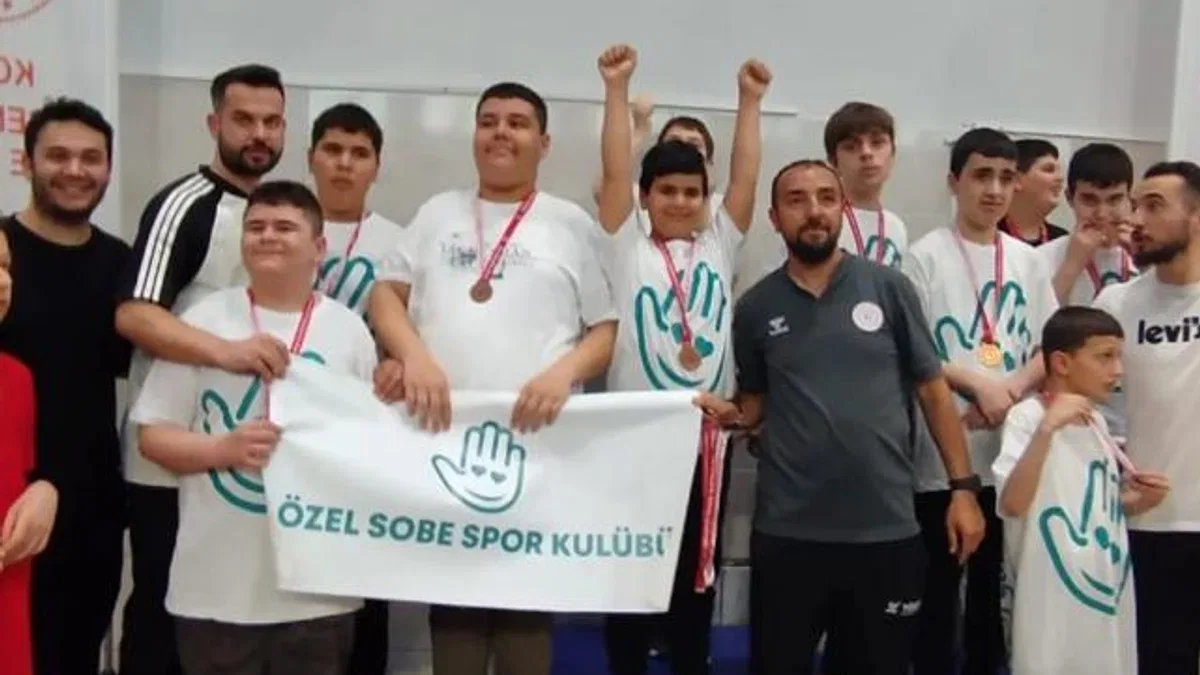 Otizmli yüzücü Alper’den 13 farklı stilde 13 şampiyonluk