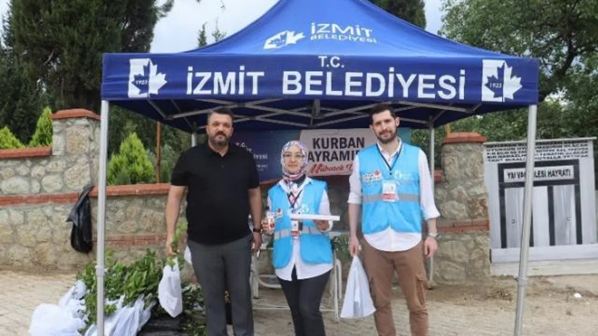 İzmit Belediyesinden mezarlık ziyaretinde bulunan vatandaşlara defne fidesi