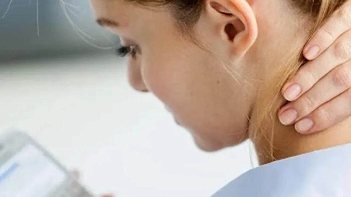 Telefon tablet kullanıcıları dikkat! Çağın duruş bozukluğu: Text neck!