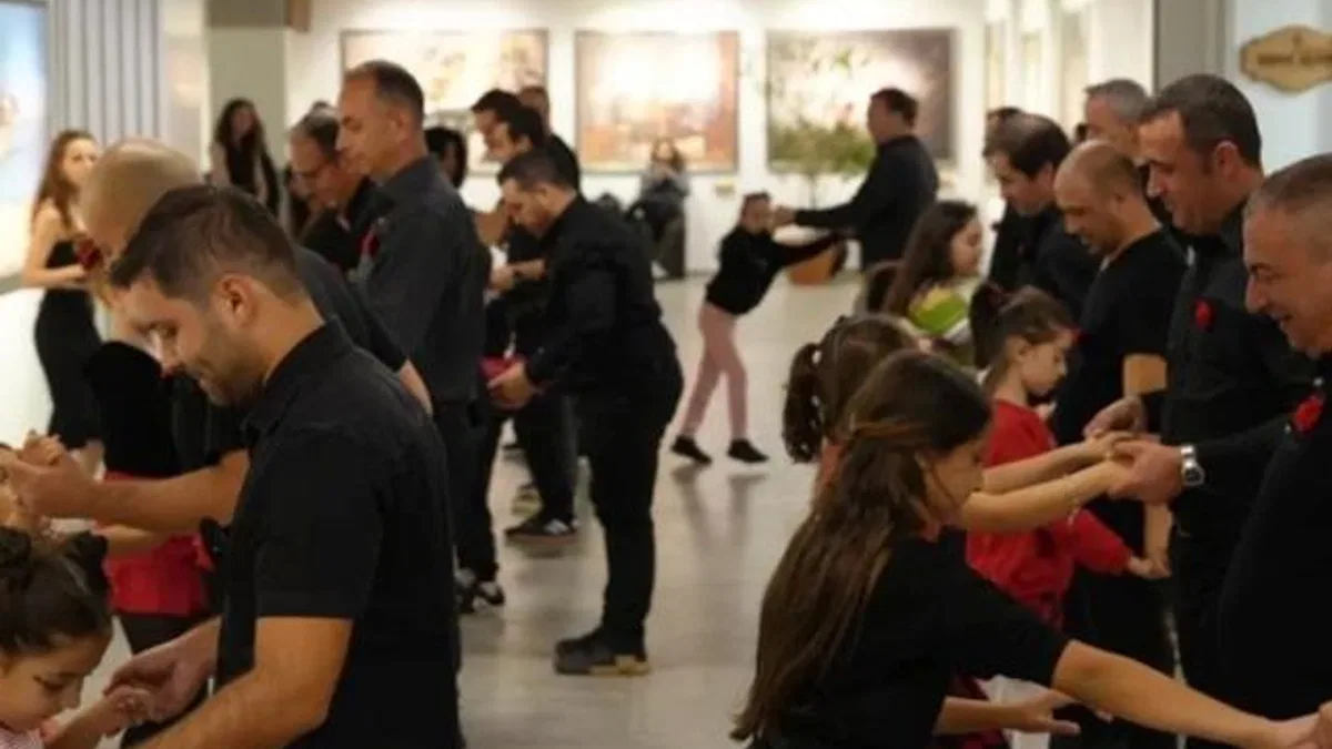 Eskişehir’de ilk dans! Kız çocukları babalarıyla dans etti