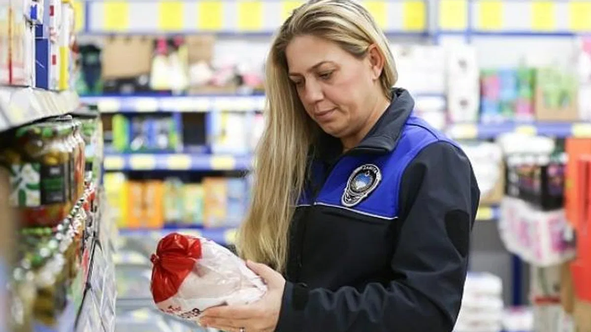Narlıdere Belediyesi ekipleri, gıda güvenliğini sağlamak amacıyla ilçedeki marketlerde kapsamlı bir denetim gerçekleştirdi