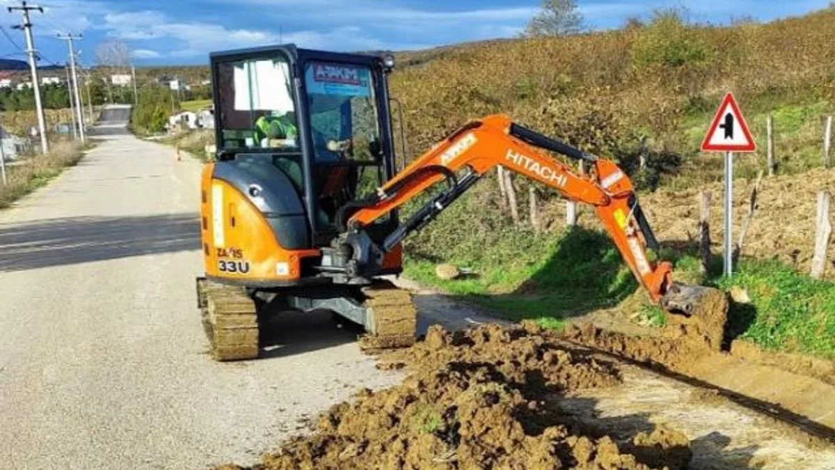 Kocaeli’de yol kenarındaki otlar ve çalılar temizleniyor