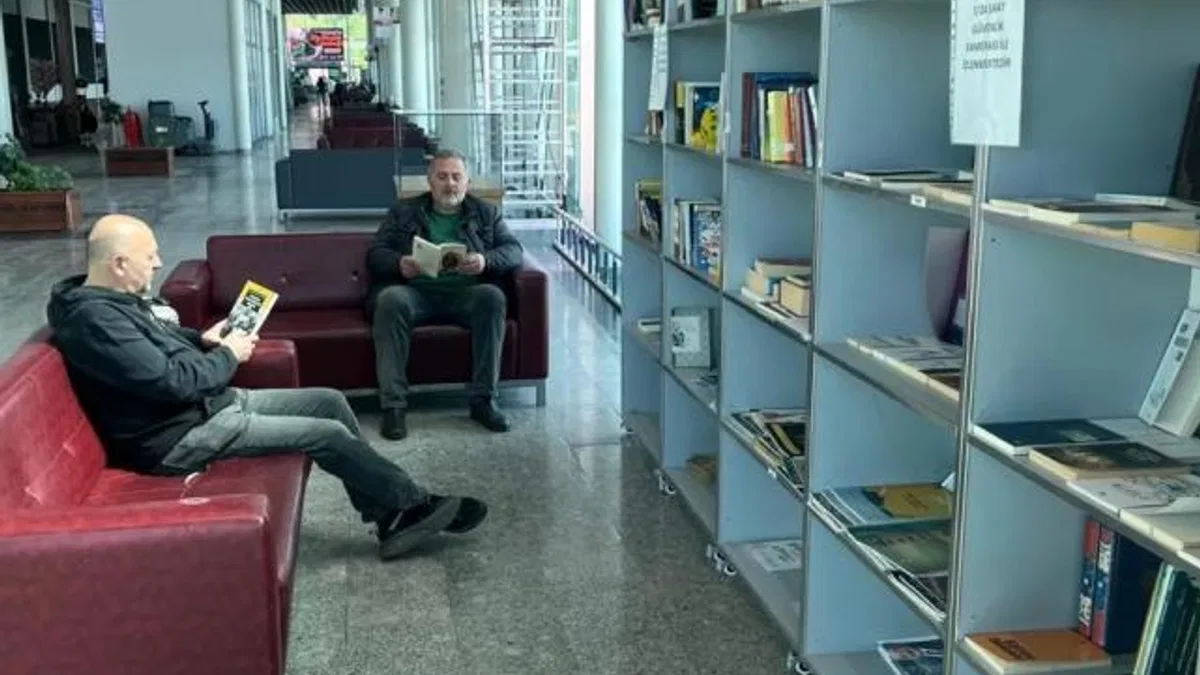 Ordu’da yolcular otobüslerini kitap okuyarak bekliyor