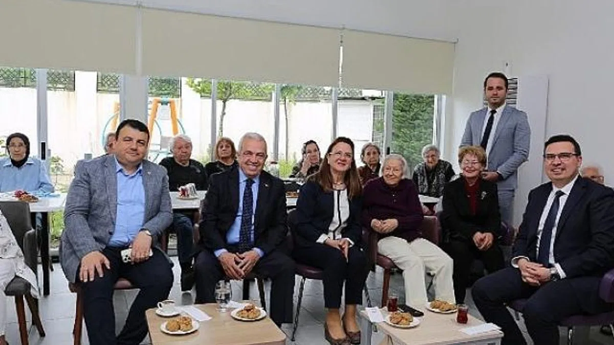 Başkan Şadi Özdemir’den huzurevindeki annelere sürpriz ziyaret