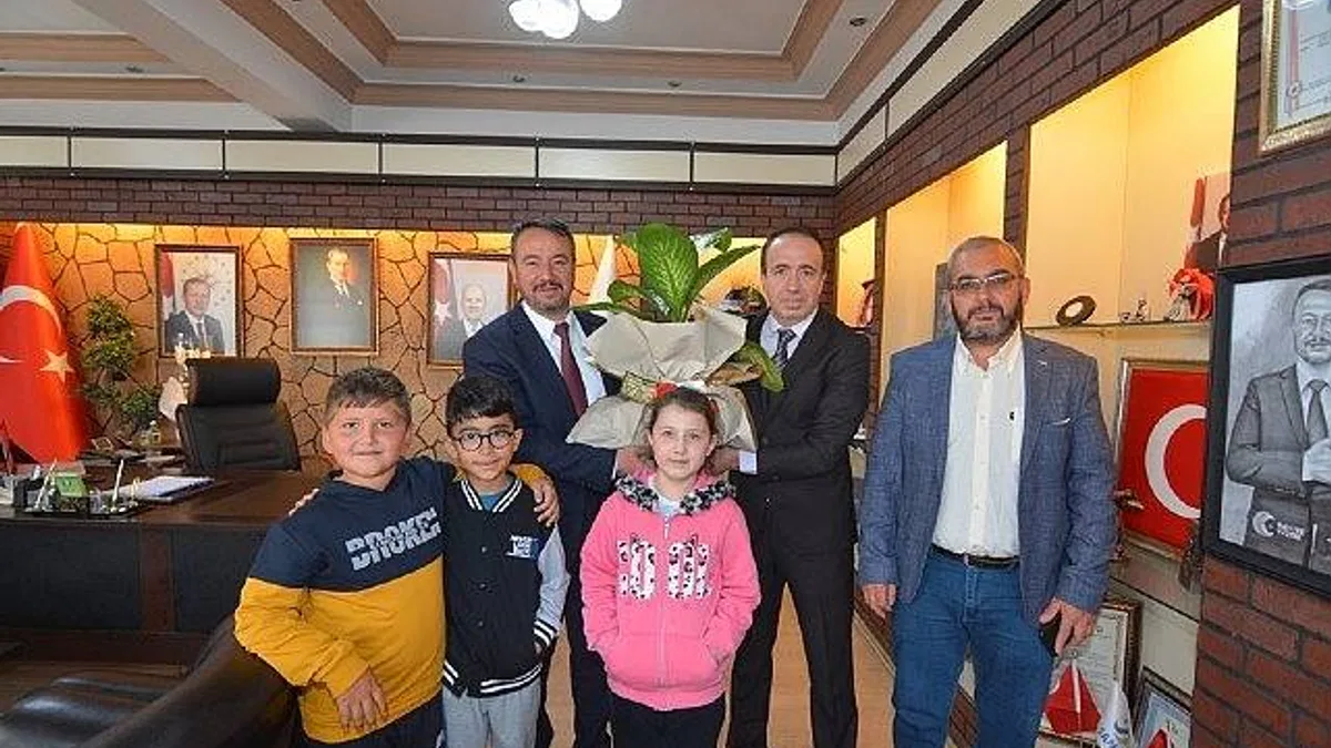 75. Yıl İlköğretim Okulu iradecileri ve öğrencilerimizden oluşan heyet, Belediye Başkanımız Adnan Öztaş’ı makamında ziyaret ettiler