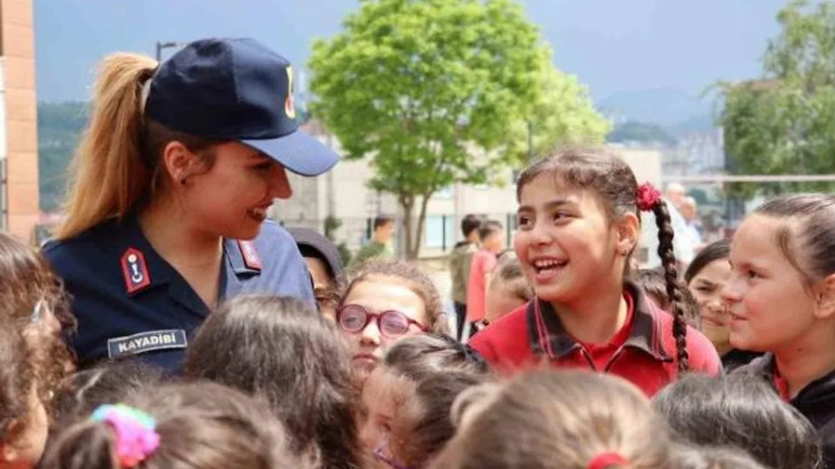 Minikler jandarma ekipleriyle eğlenceli vakit geçirdi