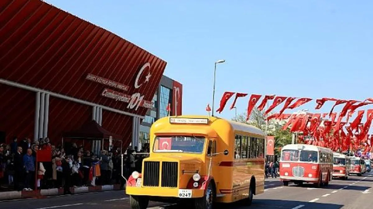 Cumhuriyetin 100. Yılına Tanık İETT Otobüslerinden Nostaljik Geçit
