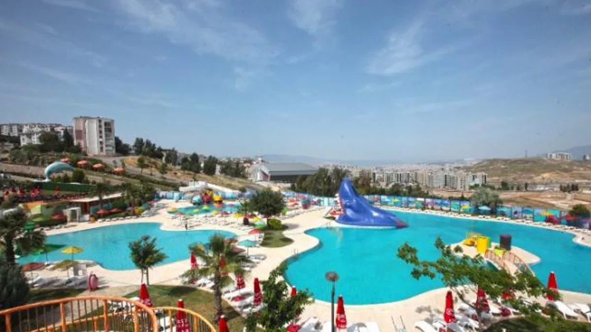 Karabağlar’da Aqua Yaşam Yüzme Havuzu açıldı