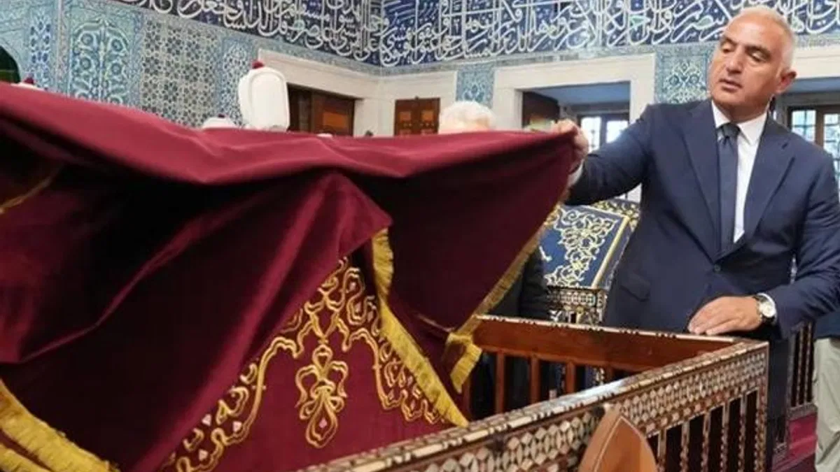 Hatice Turhan Valide Sultan Türbesi’ne Bakan Ersoy’dan ziyaret