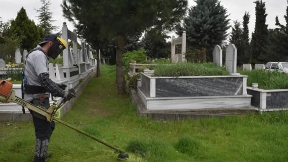Bursa mezarlıklarında bayram hazırlığı