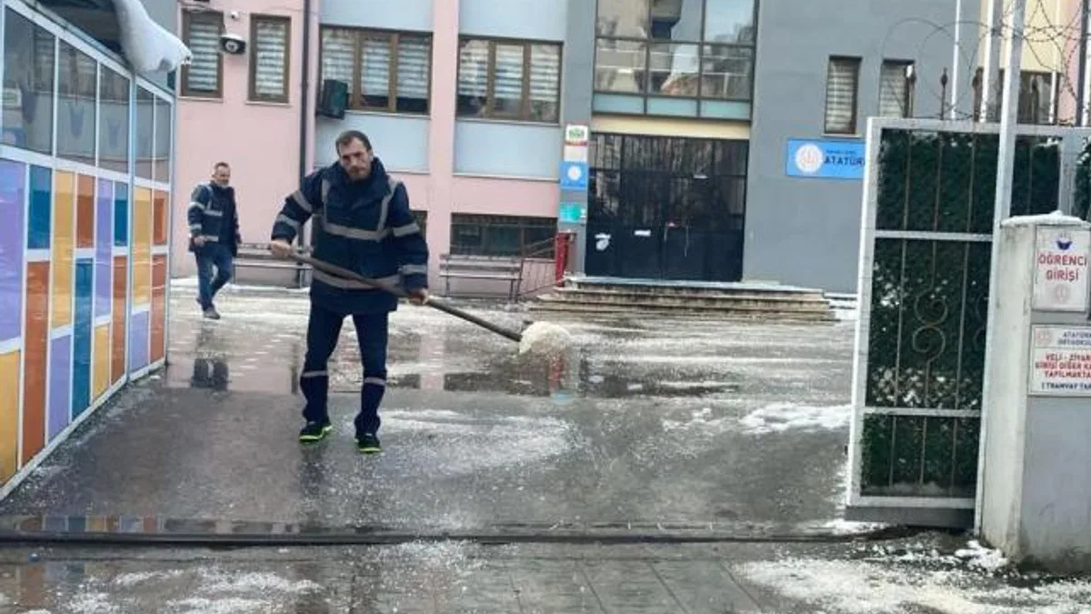 İzmit’te sınav öncesi okullarda kar temizliği