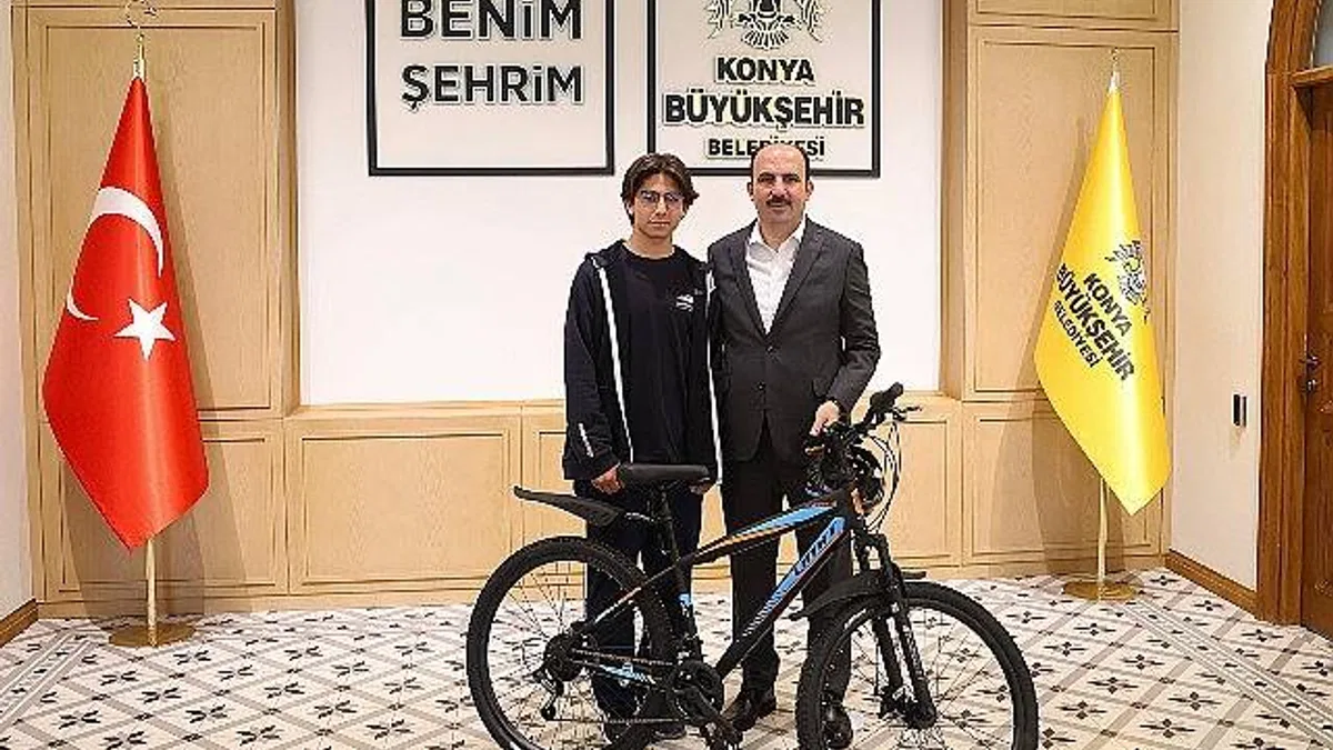 Başkan Altay Örnek Davranışıyla Sosyal Medyada Büyük Beğeni Toplayan Liseli Gençle Buluştu