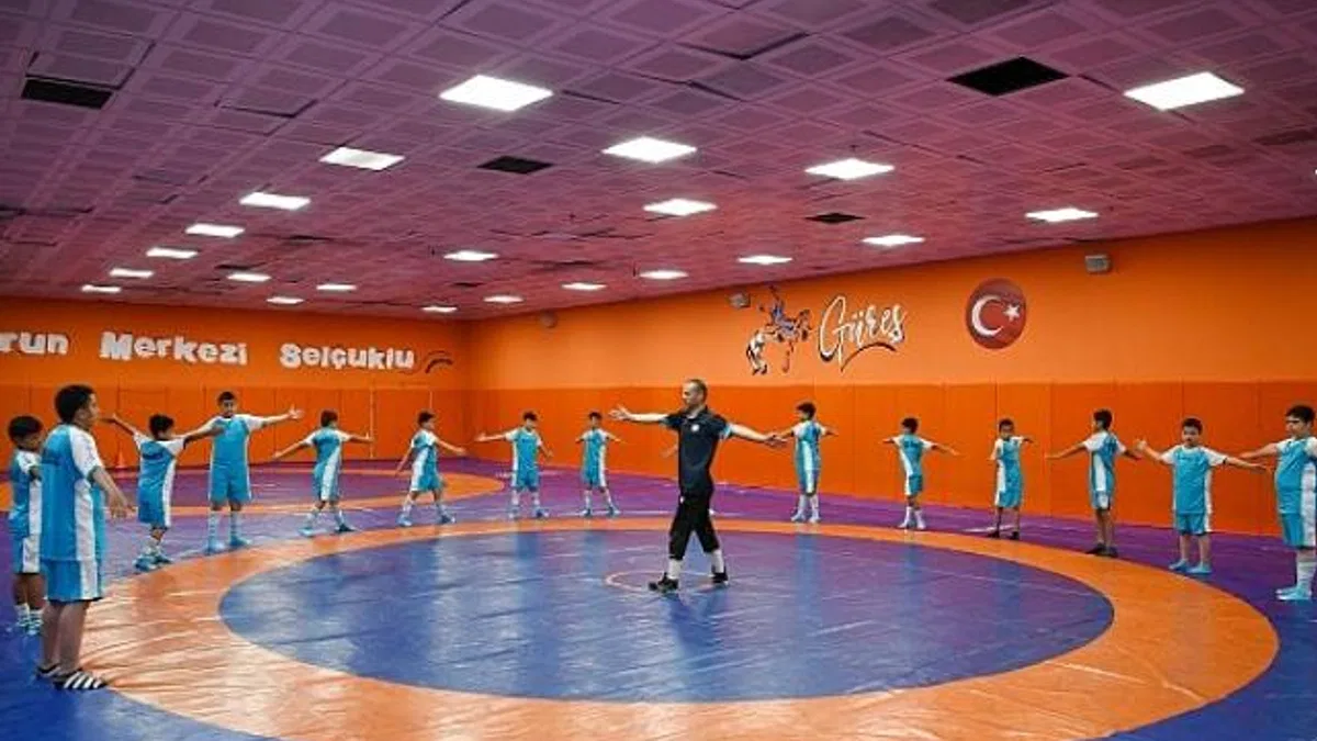 Selçuklu Belediyesi tarafından düzenlenen ve 5 bin 814 öğrencinin eğitim göreceği Kış Spor Okullarında ilk eğitim 5 Ekim Cumartesi günü başladı
