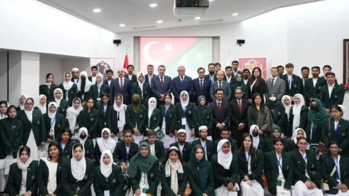 Bakan Tekin Pakistanlı öğrencileri kabul etti