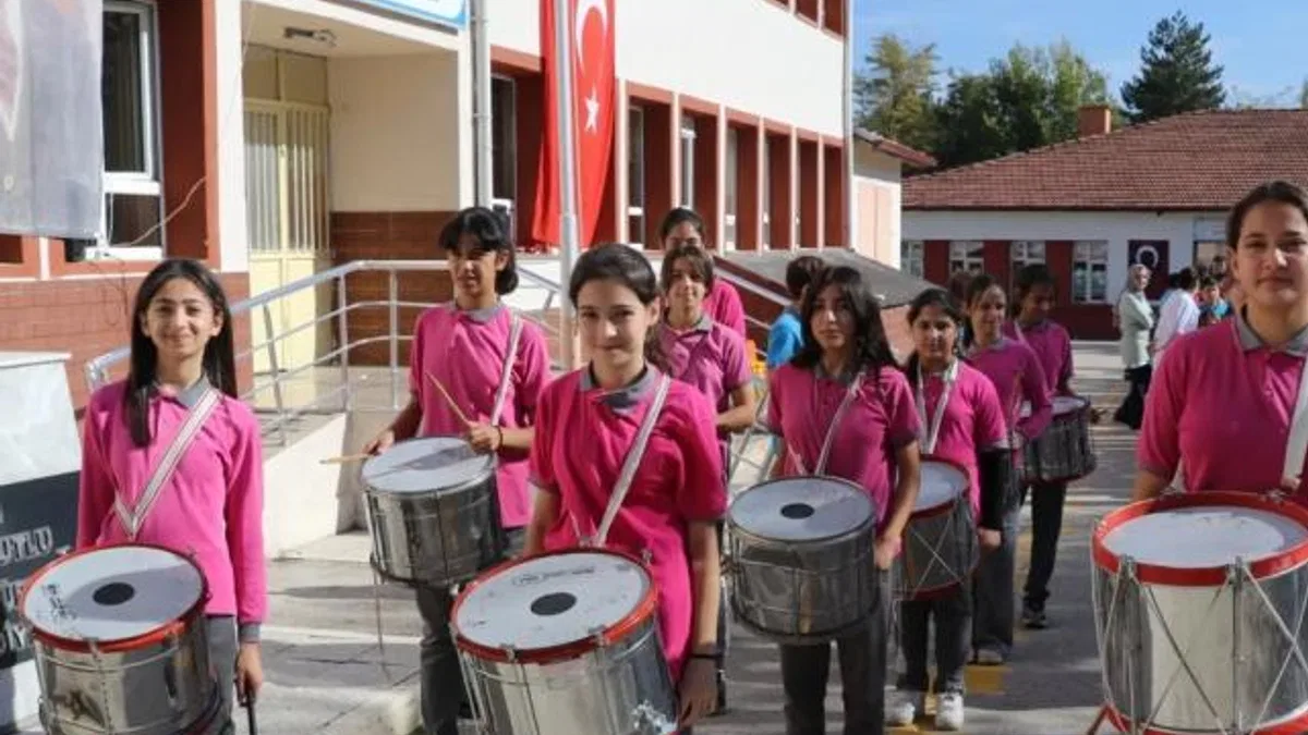 Amasya’da köy okulu bando kurdu