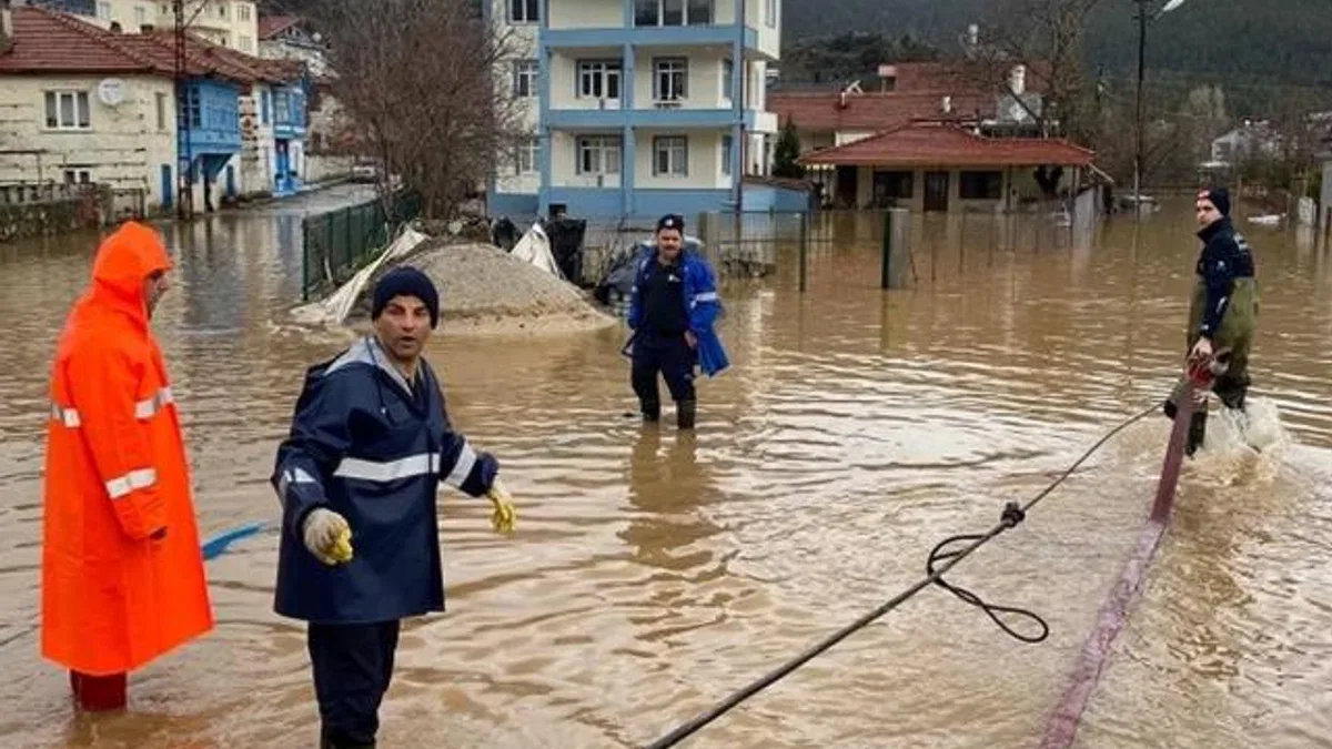Antalya Büyükşehir Belediyesi ekipleri yağışın izlerini siliyor