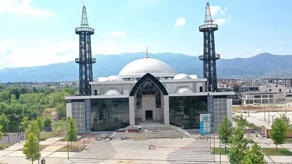 Kartepe Kent Meydanı Camii’nde hummalı çalışma