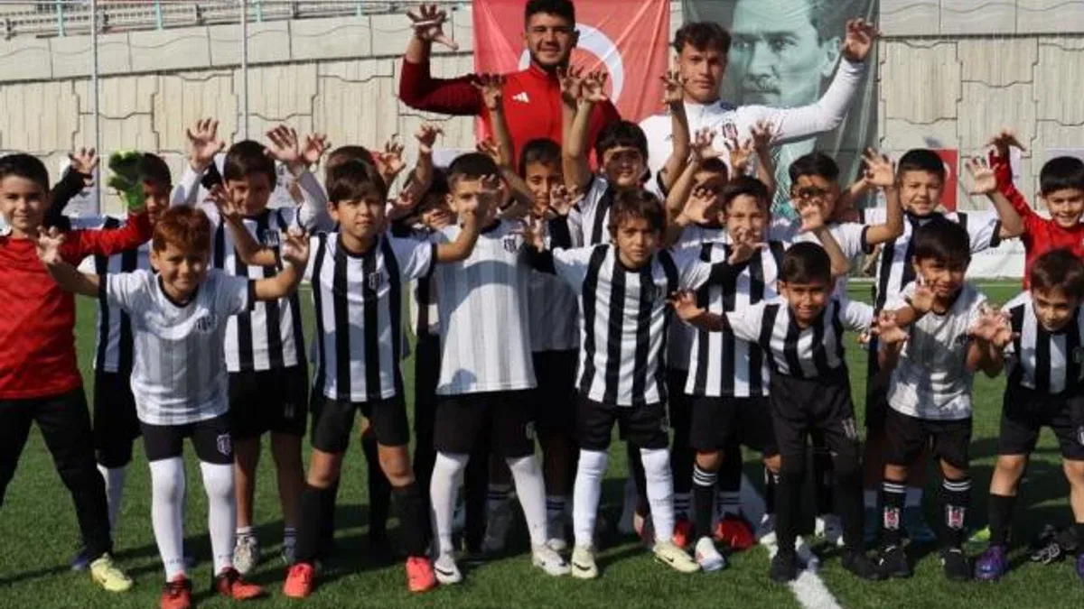 Minik futbolcular İzmit Belediyesi Cumhuriyet Bayramı Futbol Şöleninde doyasıya eğlendi