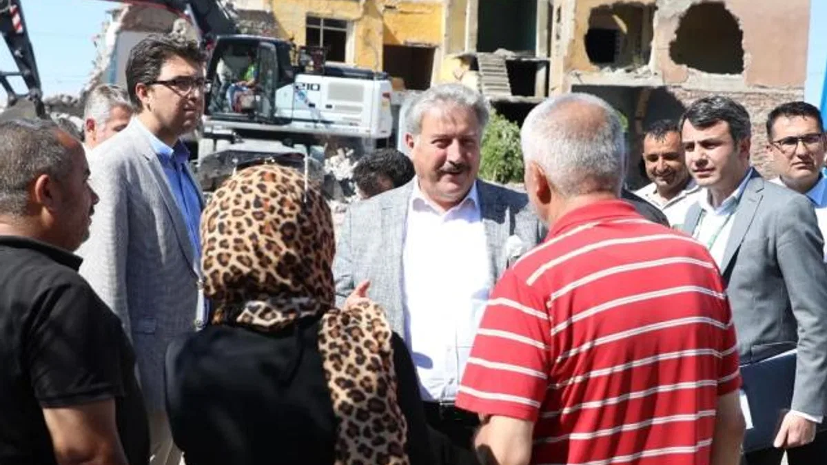 Kayseri Melikgazi’den metruk bina mesaisi