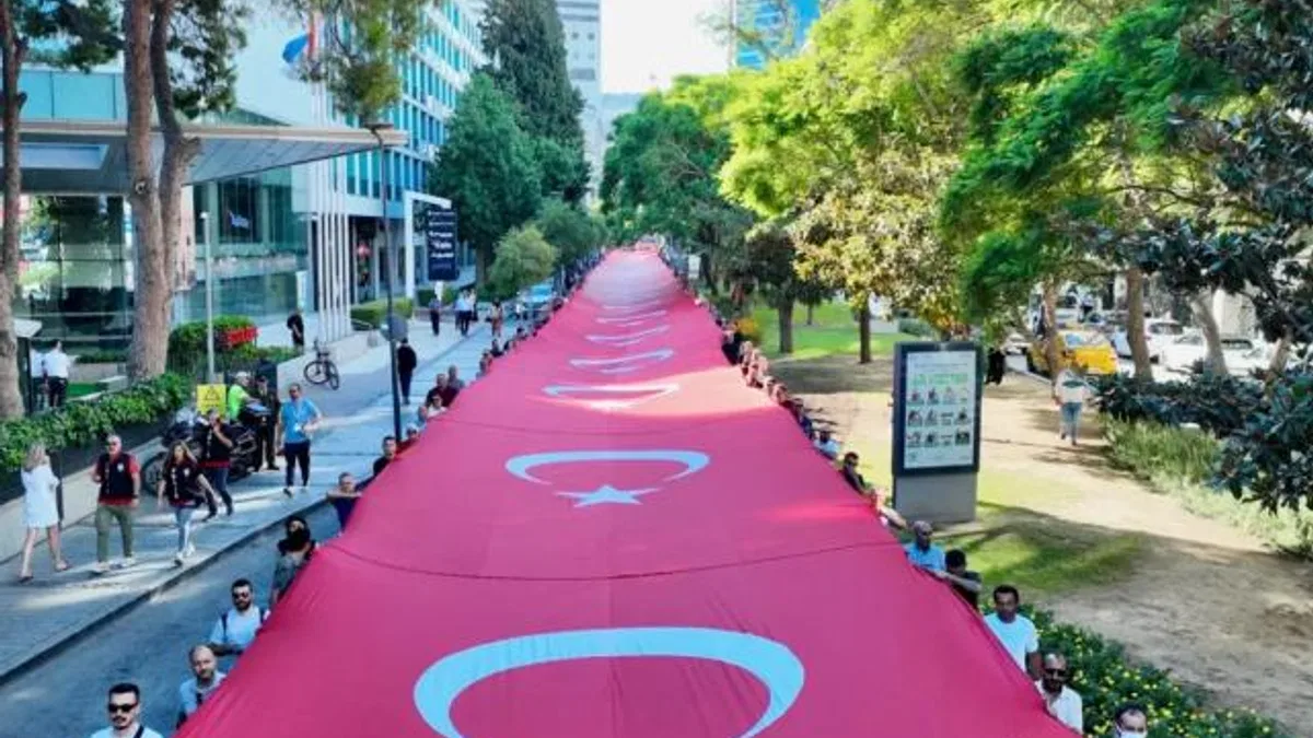 İzmir’de sessiz saygı: 350 metrelik Türk Bayrağıyla Zafer yürüyüşü