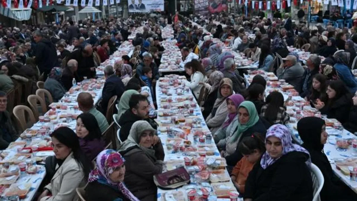 Manisa’da Ramazan’ın bereketini Köprübaşı’nda paylaştı