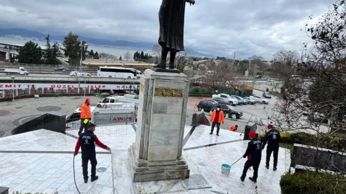 Atatürk Heykeli’nin temizliği tamamlandı