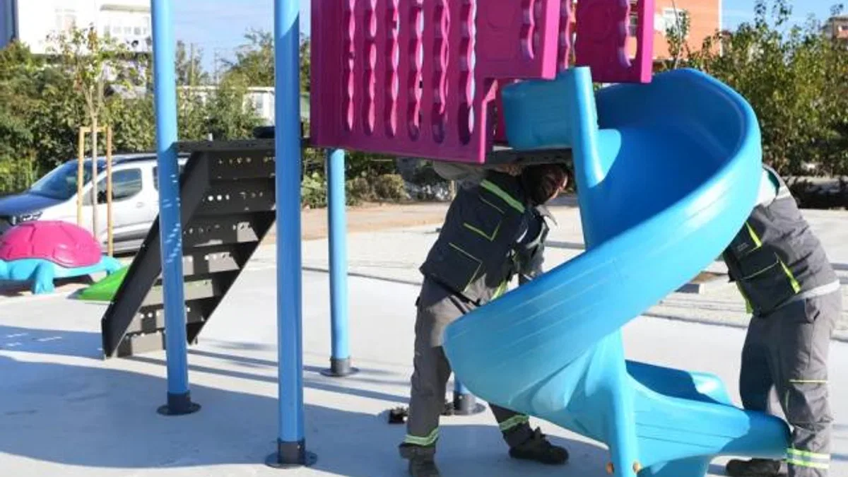 Kocaeli Çayırova’da yeni yapılan parkta oyun grubu montajı tamam