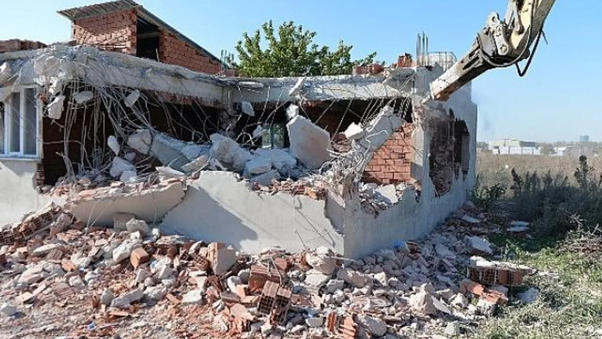 Doğanevler’de kaçak 3 yapı yıkıldı