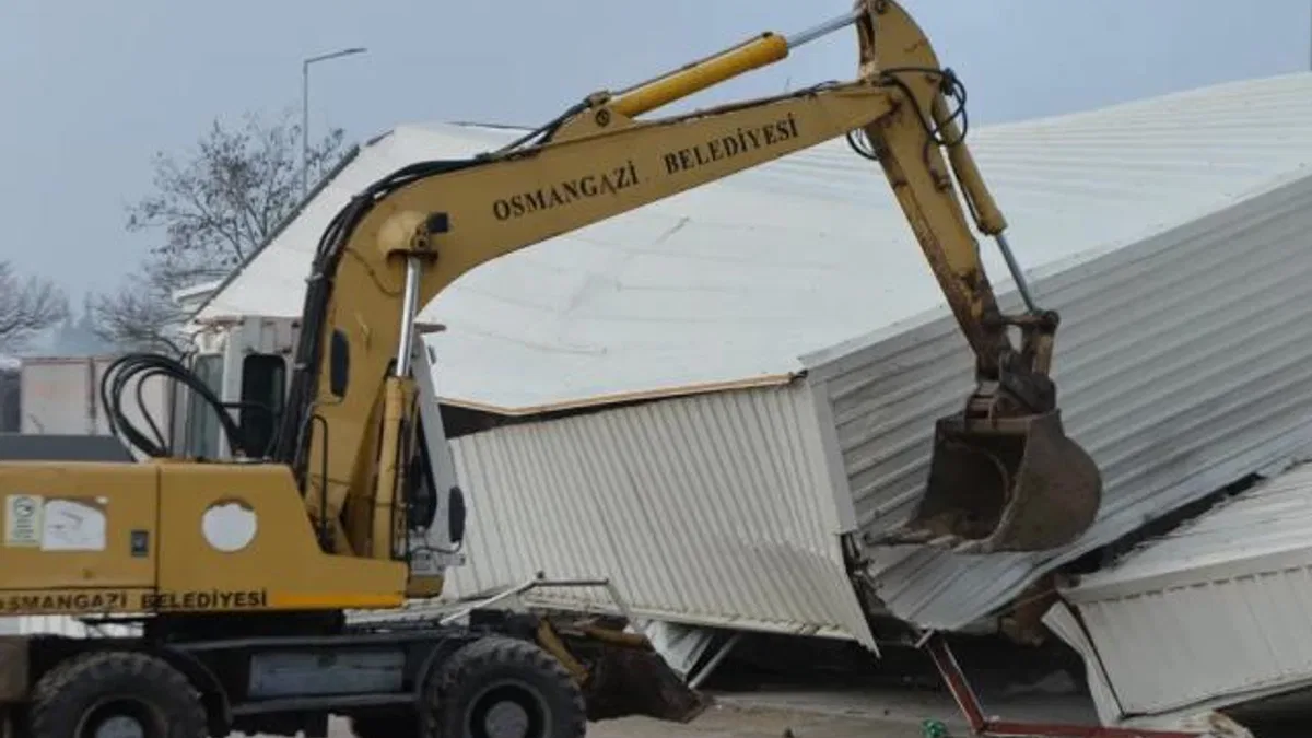Bursa Osmangazi’de tarım arazisi üzerindeki kaçak depoya yıkım