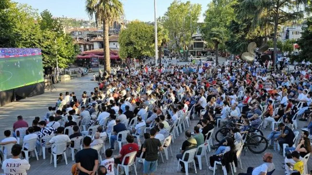 Gölcüklüler Milli heyecana ortak oldu