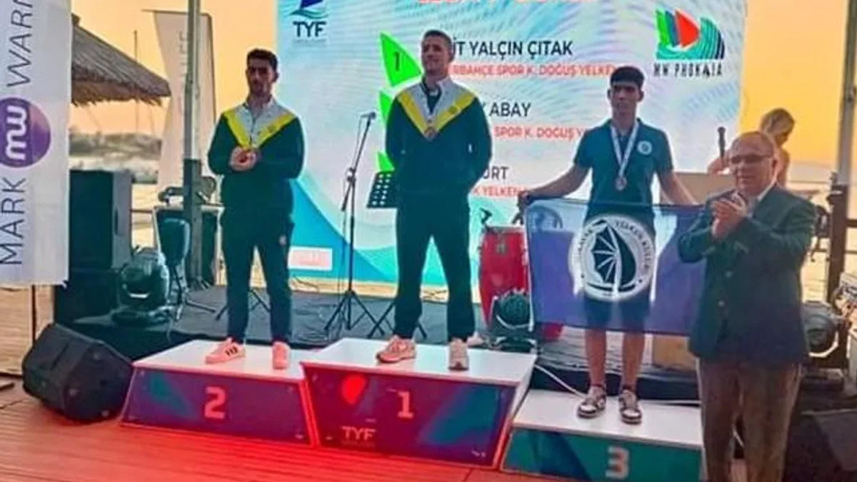 İzmir Foça’da yelkenciler ödüllendirildi