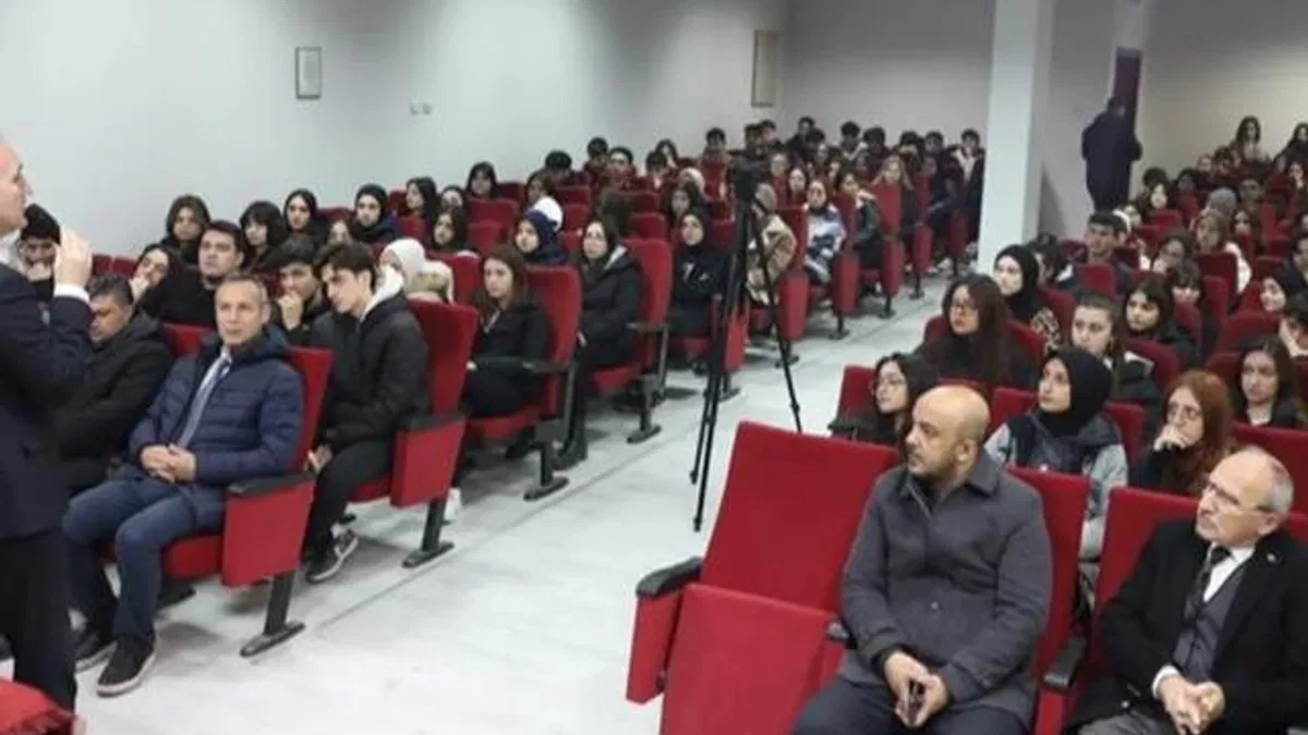 Başkan Taban, “Genç Bakış” programlarında öğrencilerle bir araya geldi
