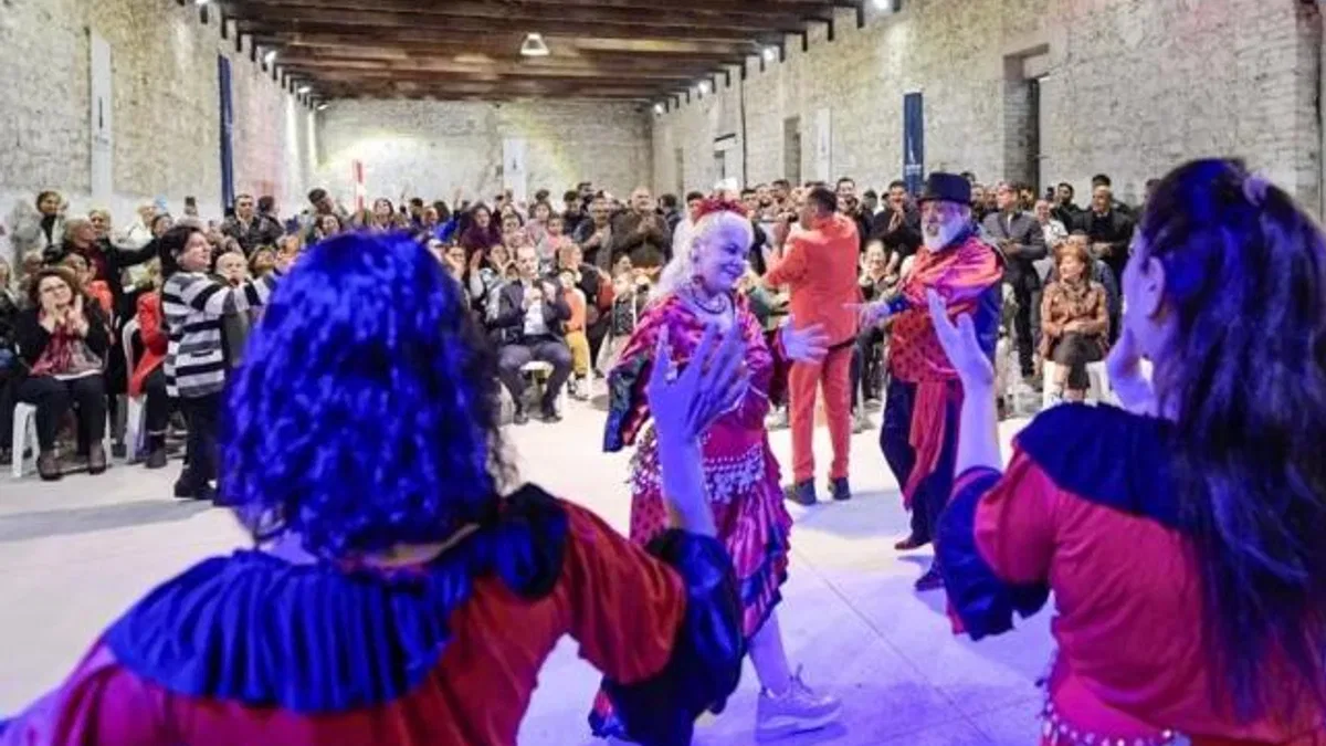 İzmir’de Romanlar Günü’nde kalpler 9/8’lik şarkılarla attı