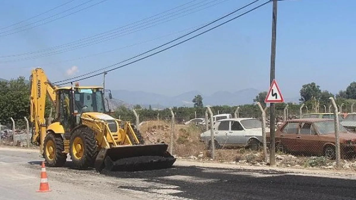 Antalya Büyükşehir asfalt onarım çalışması yapıyor