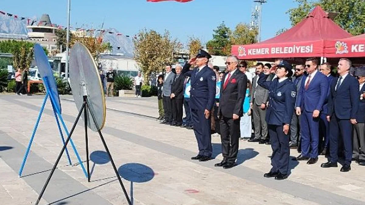 Cumhuriyet’in 101. yılı dolayısıyla Kemer’de tören düzenlendi.