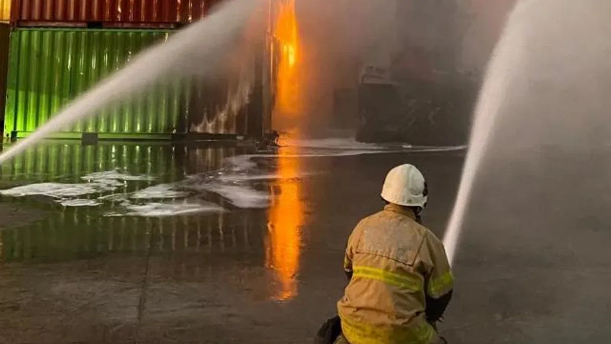 İzmir İtfaiyesi, Aliağa’da büyük felaketin önüne geçti