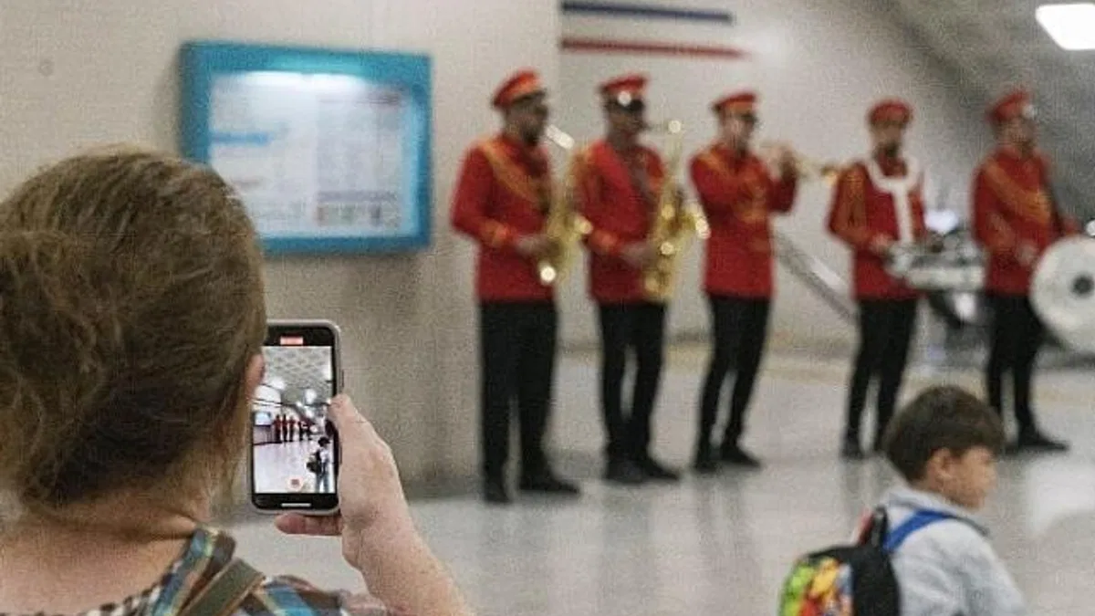 İzmir Metrosu’nda 29 Ekim kutlaması