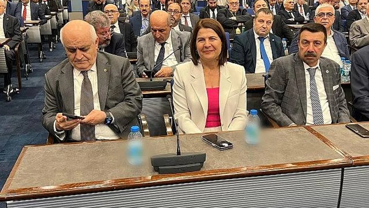 İzmir Ticaret Odası meclis üyeliğine veda eden Foça Belediye Başkanı Saniye Bora Fıçı, nazar boncuğu ile uğurlandı