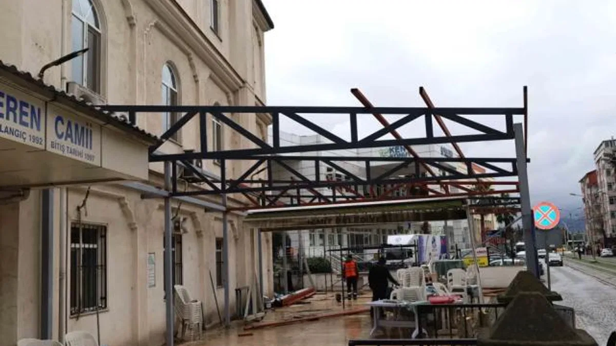 Kocaeli İzmit Eren Camii’ne yeni sundurma