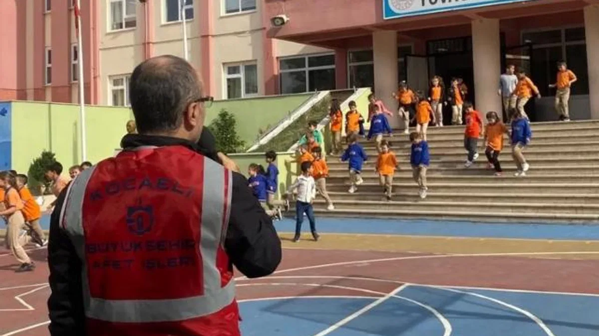 Kocaeli Büyükşehir’den okullarda deprem tatbikatı