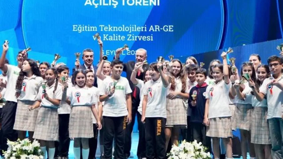 Cumhurbaşkanı Erdoğan ve Bakan Tekin yeni dönem zilini çaldı
