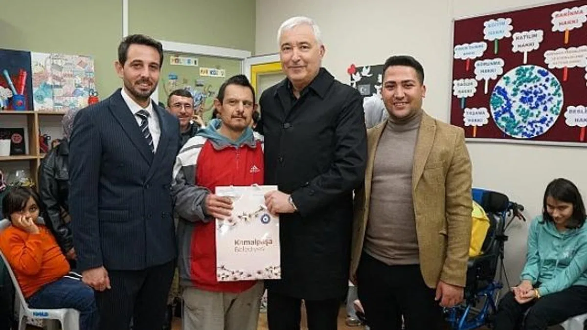 Dünya Engelliler Günü’nde, Kemalpaşa Belediye Başkanı Mehmet Türkmen özel gereksinimli bireyler ile bir araya geldi