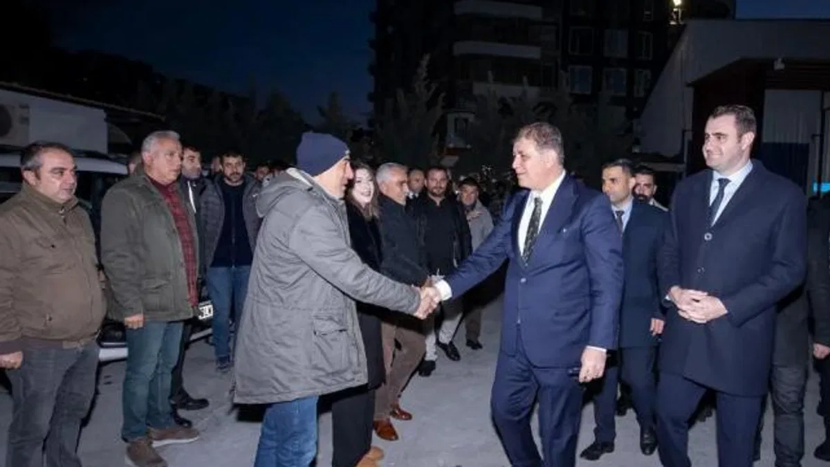 Başkan Tugay şantiyede Belediyesi emekçileriyle buluştu