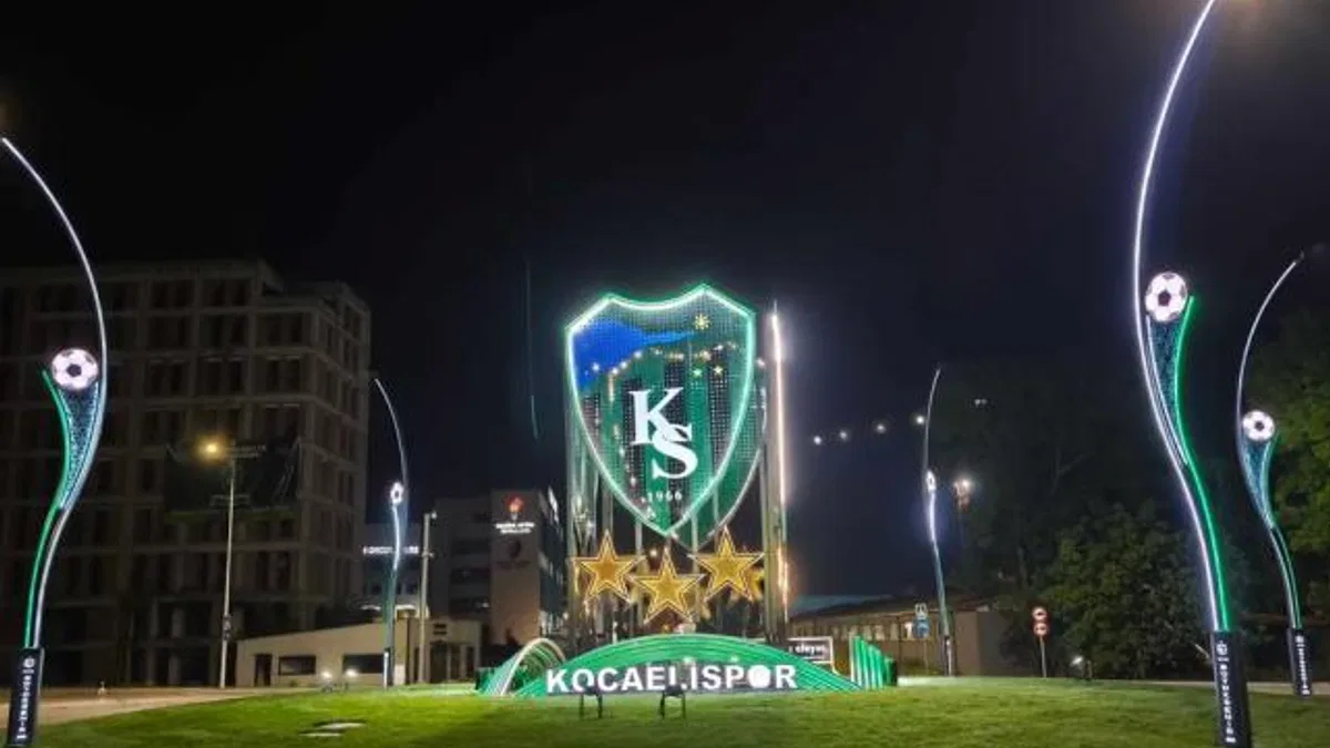 Stat kavşağını Kocaelispor’un arması aydınlatıyor