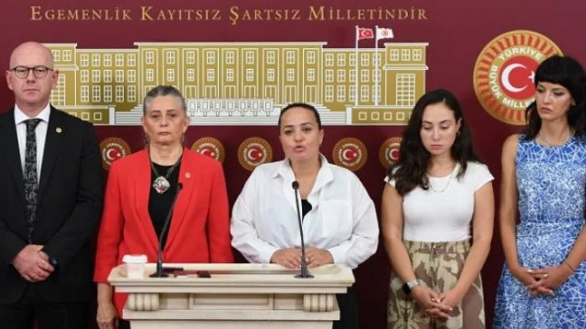 CHP’li Suiçmez baroların hayvan hakları merkez üyeleriyle seslendi